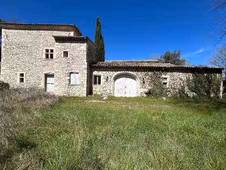 propriété en pierre en drôme provençale
