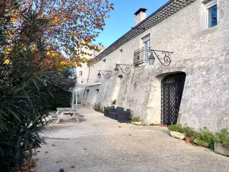 bastide en pierre avec joli parc