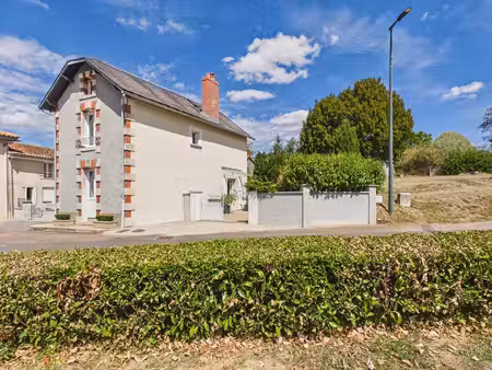 belle maison lumineuse et aérée  bien présentée