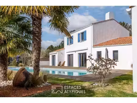 villa d'architecte avec piscine à proximité des plages