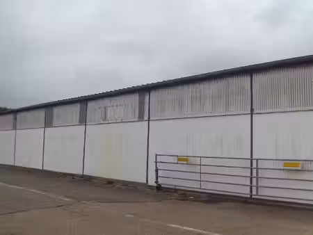 local d'activités et entrepôt de 1140m² en parpaing et tôles galvanisées