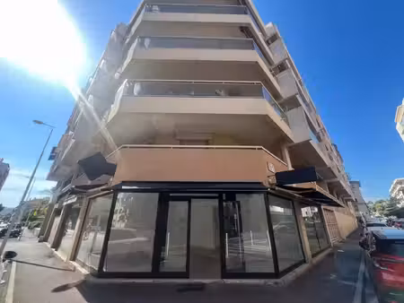 location commerce 2 pièces 71 m² à antibes (06160)