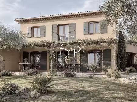 bastide de charme avec vue panoramique et studio indépendant à lorgues