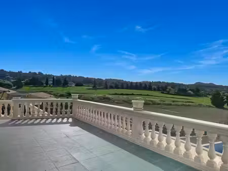 maison individuelle de plain-pied avec piscine   tavernes