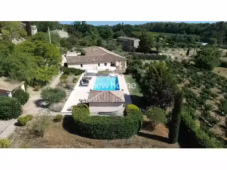 villa de plain-pied et grande piscine - tbe