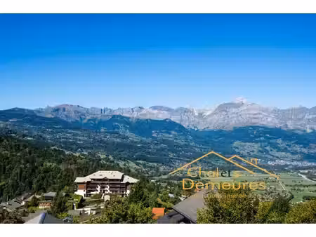 terrain dominant le village