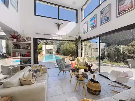 contemporaine de 230 m2 sur terrain de 1760 m2 avec annexe de 20 m2