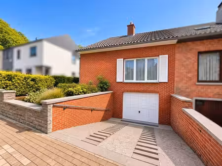 jolie maison 3 façades avec garage et jardin