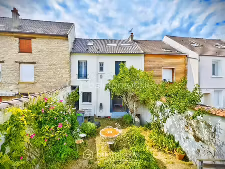 coup de cœur pour cette maison de ville au charme d'antan et sa dépendance indépendante