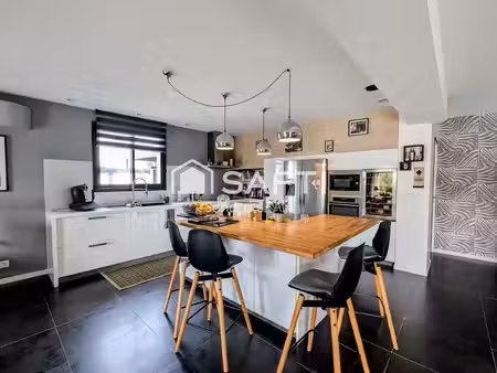 maison contemporaine de plain-pied avec piscine