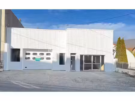 local d'activite avec parking privatif et terrain sur axe passant a vendre sur lavelanet