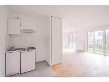 a louer vide - grand studio de 41.8 m2 - appartement neuf - balcon - 1er etage