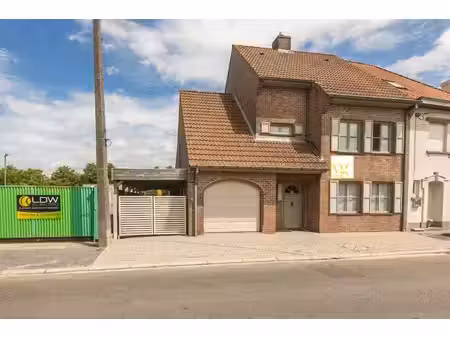 ruime halfopen woning met garage  carport en tuin
