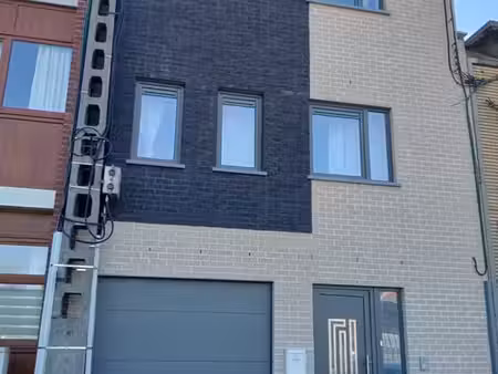 garage à louer à boussu  avec électricité + porte motorisée