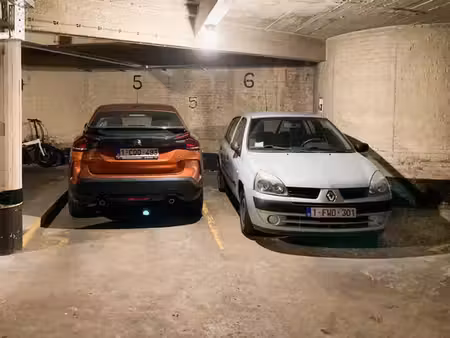 emplacement parking #6 pour voiture  moto et/ou vélo