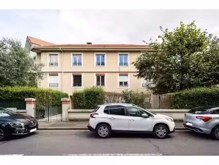 beau f3 avec 2 parkings et balcon 10m2