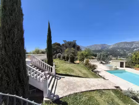 vue imprenable sur la vallée  maison de 165 m2 avec piscine