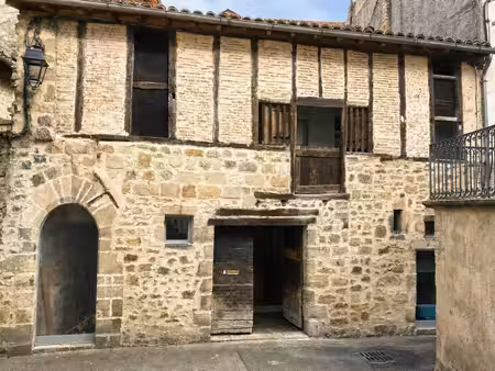 tout à pied dans un cadre historique  avec espace et confort.