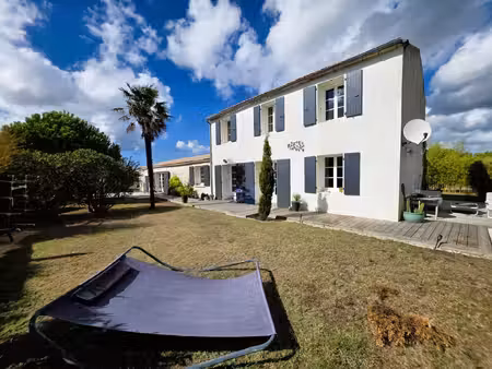 ile d'oleron (17)  a vendre très belle longère rénovée 194m²  édifiée au calme en cœur de 