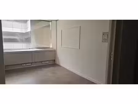 location locaux professionnels 1 pièce 14 m² à cergy (95000)  400 €
