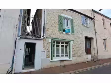 maison de ville lumineuse de 70 m2 en centre ville d'etampes avec une terrasse et une cave