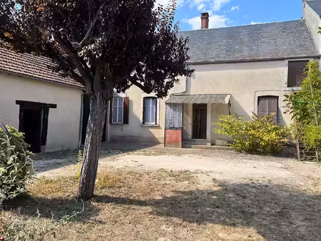 maison ancienne avec de nombreuses dépendances et 5000 m² de terrain