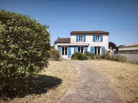 entre saintes et pons  dans un environnement calme et privilégié