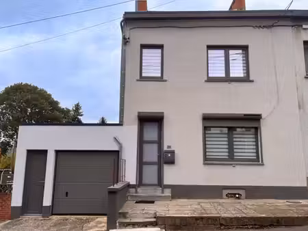 maison familiale avec garage  passage latéral.