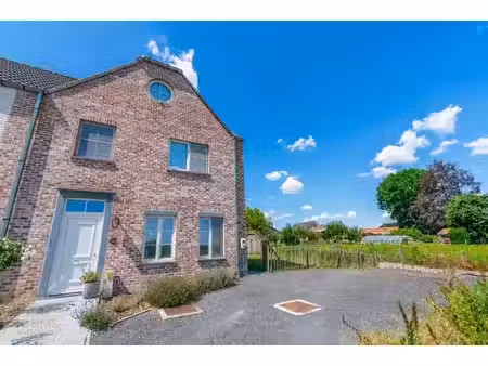 maison familiale récente avec 3 chambres (possiblement 4)...