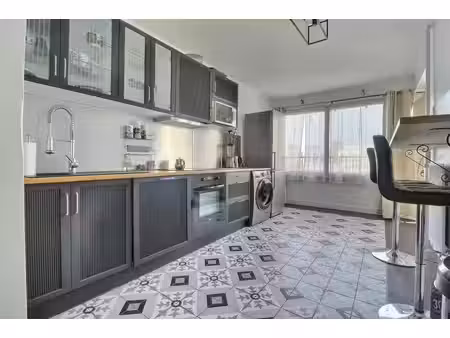 à seulement 3 minutes à pied du rer a - 84 m² lumineux avec parking  aux portes de la défe