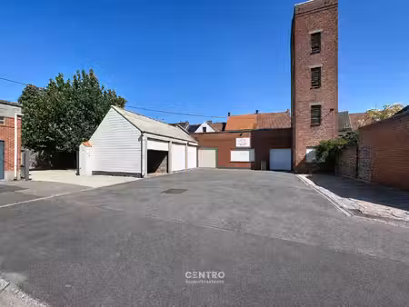 herenhuis (thans restaurant op gelijkvloers) met parkeerterrein  3 garages en magazijn op 
