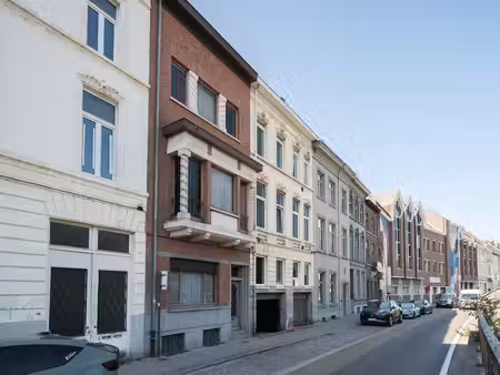te renoveren herenwoning met vier slaapkamers en stadstuin nabij het keizerpark.