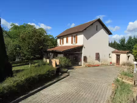 propriété avec maison 4 chambres  plusieurs bâtiments et 1.8 hectares de terrain
