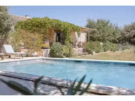 propriété en pierre avec vues sur le luberon et les alpilles