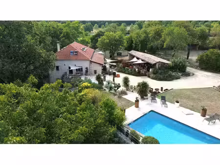 ensemble de charme et de lux sur 8ha avec piscine  maison d'amis et petite écurie.