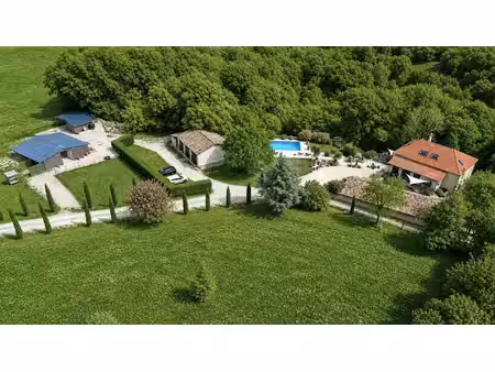 ensemble de charme et de luxe sur 8ha avec piscine  maison d'amis et petite écurie.