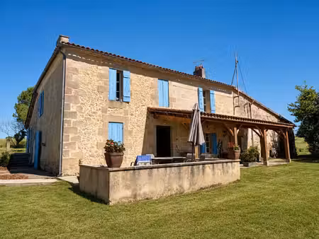 une spacieuse maison en pierre avec un gîte et une grange