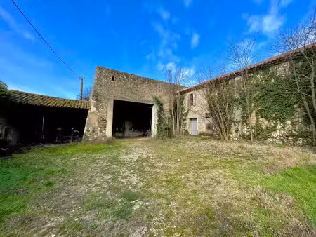ancienne ferme en pierre à rénover fort potentiel entre les
