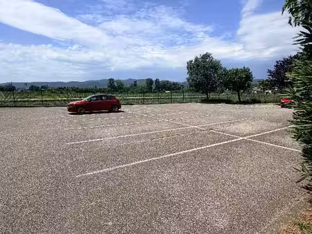 18 places de parking