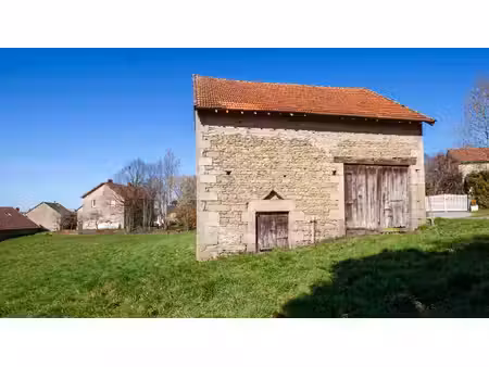 grange en pierre au cœur d’un village