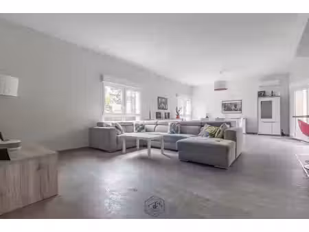 maison d'architecte de 300m2 sur un terrain de 5.79 ares avec jardin et garage