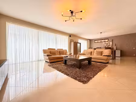 lumineux appartement 3 ch + terrasse et parking intérieur