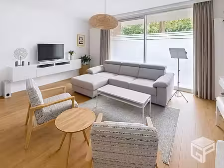 spacieux rez-de-chaussée 3 chambres avec terrasse et grand j