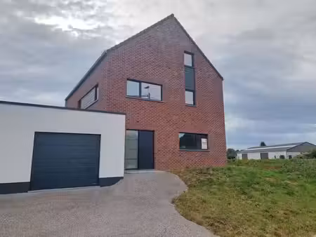 maison 3 facades jointive par le garage avec superbe vue
