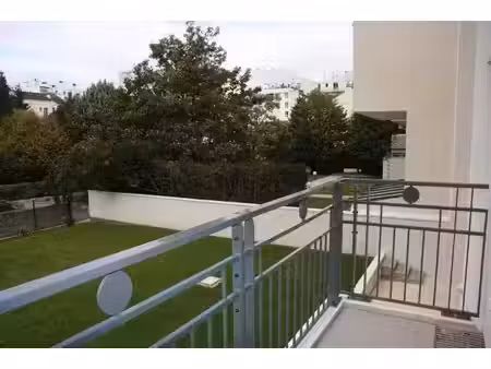 location meublée appartement 1 pièce 27 m² à courbevoie (92400)  1 090 €