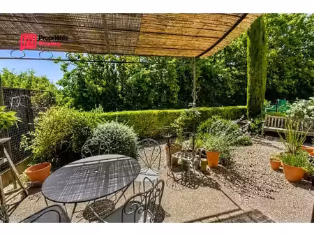 uzes 5 minutes à pied de la place aux herbes  86m² 3 chambres garage place de parking et j