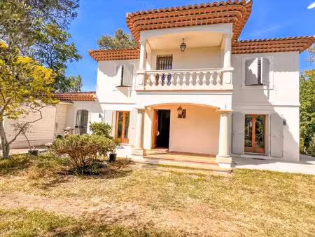 villa familiale de 199 m² de style toscane avec appartement indépendant de 2 pièces –...