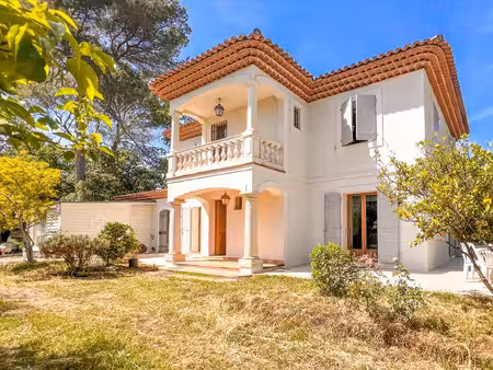 villa familiale 6 pièces 164 m² + t2 indépendant 35 m² + terrain plat 1 687 m² piscinable.