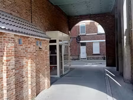studio lumineux rénové libre immédiatement au centre ville