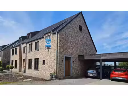 maison récente en bien entretenue dans un quartier agréable.